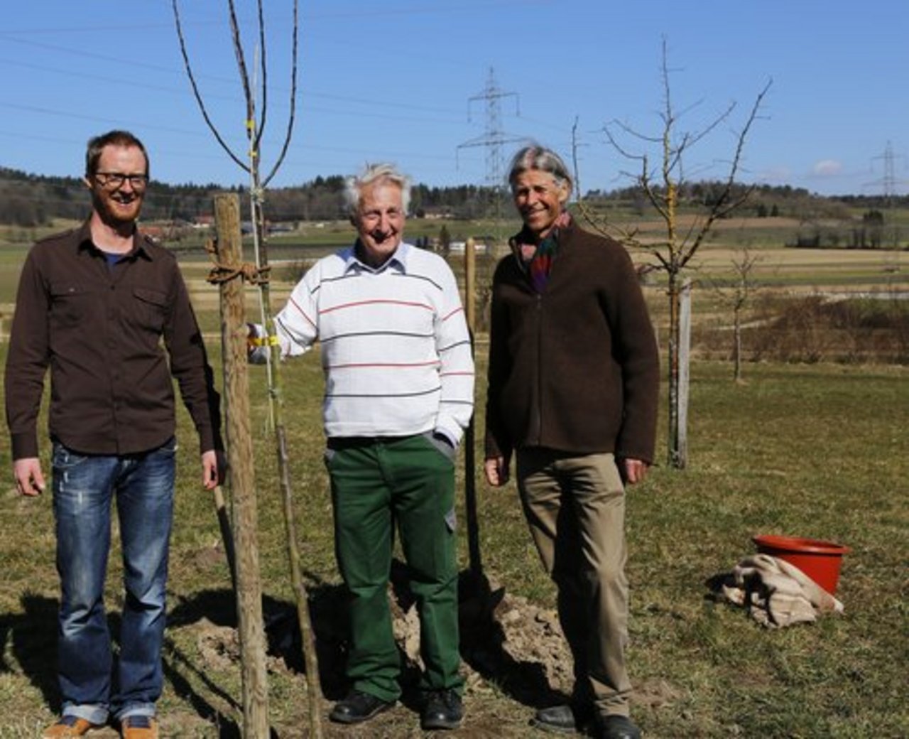 Kaspar Hunziker, designierter Präsident von Fructus, zusammen mit Baumbesitzer Werner Schnellmann und dem "Entdecker" Hans Brunner. 