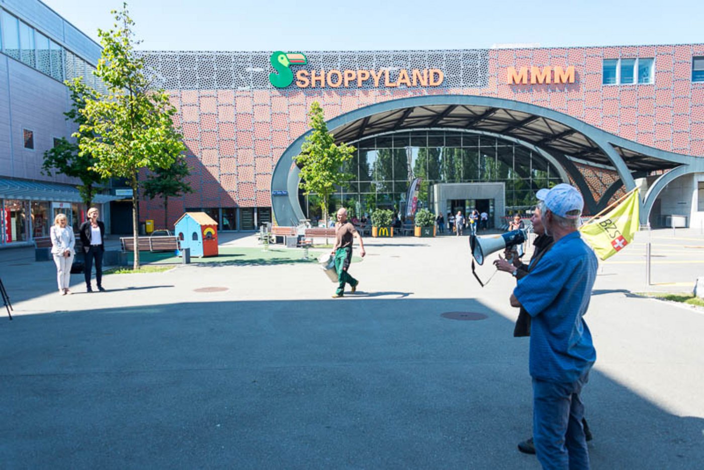Mit Milchkannen, Megaphon und ordentlich Wut im Bauch kamen sie zum Shoppyland in Schönbühl.