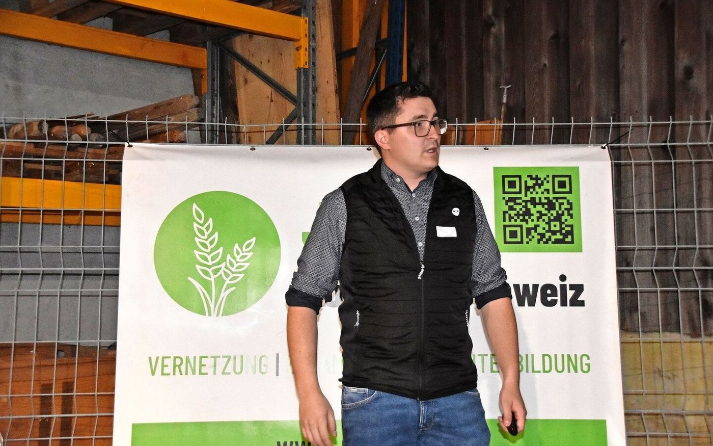 Thyas Künzle, Berater Rindvieh am Landwirtschaftlichen Zentrum St. Gallen, erklärt die Kuhsignale.