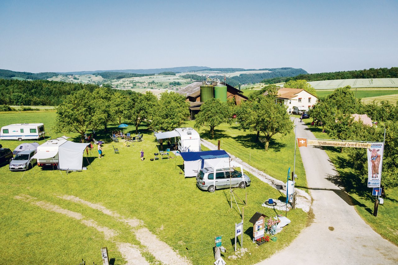 Sehr gefragt: Campingplätze auf dem Bauernhof Eichhof in Herznach. (Bilder zVg)