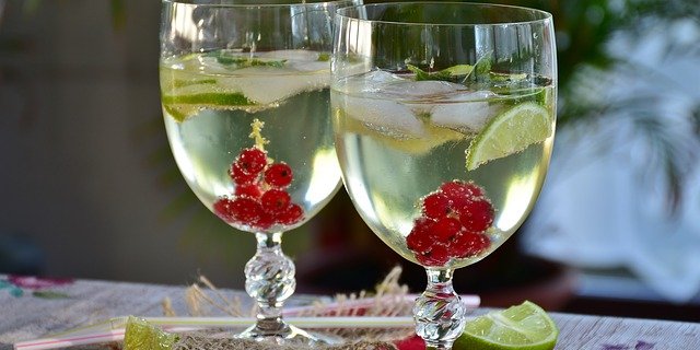 Nach der Definition von Spiritsuisse muss eine Spirituose mindestens 15 Volumenprozent Alkohol enthalten. (Bild Pixabay)