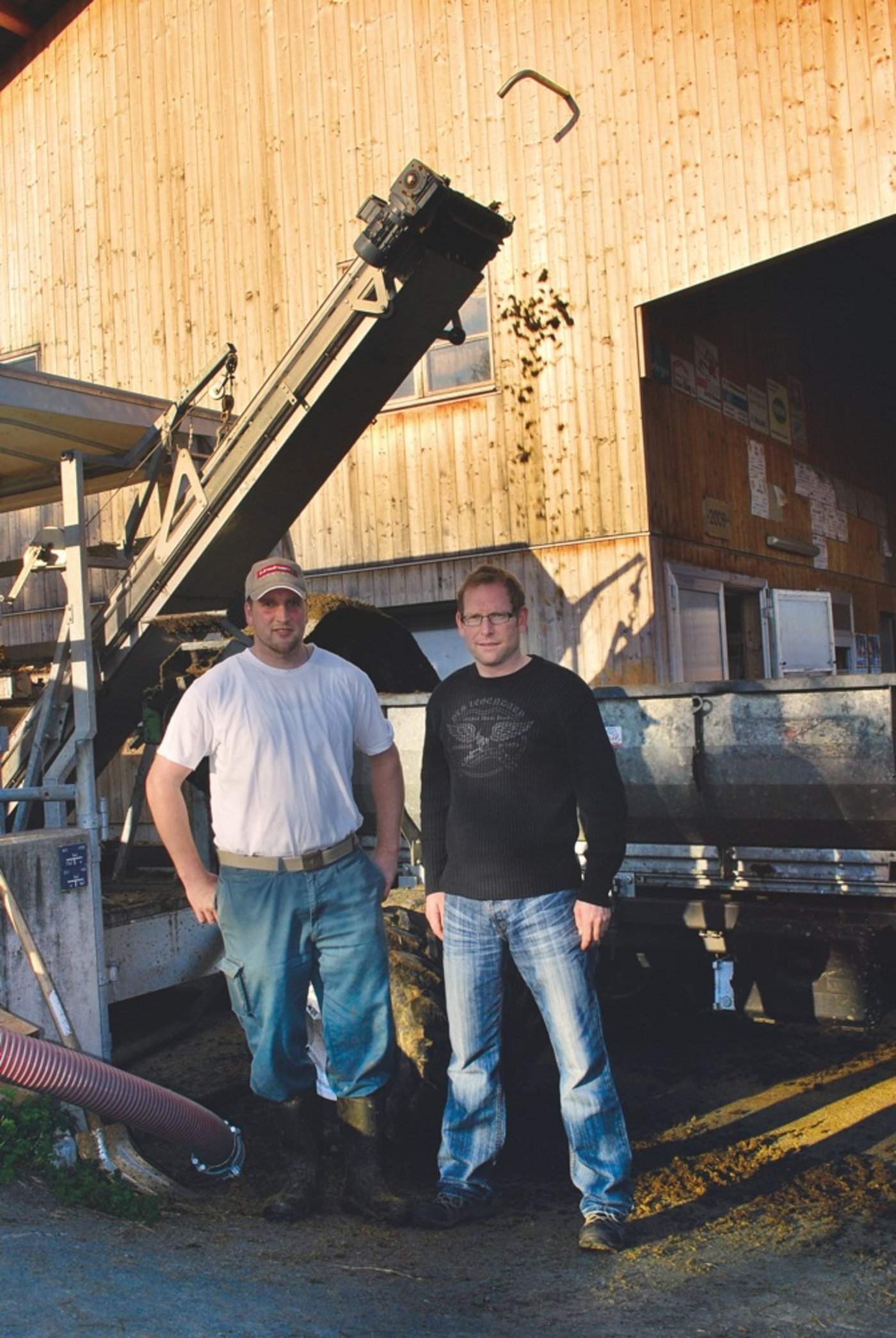 Landwirt Wendelin Wallimann und Daniel Lampart, der Importeur der "Quetschprofi". (Bild Katharina Scheuner)