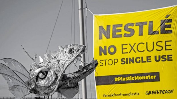 Auf dem Dach des Gebäudes brachten die Umweltschützer ein Banner mit dem Slogan "Nestlé, stop single use" ("Nestlé, stoppe den Einweggebrauch") an. (Bild Facebook/Greenpeace)