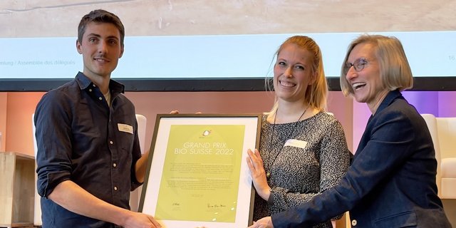 Priska Birrer-Heimo und Pascale sowie Jürg Strauss bei der Preisübergabe.