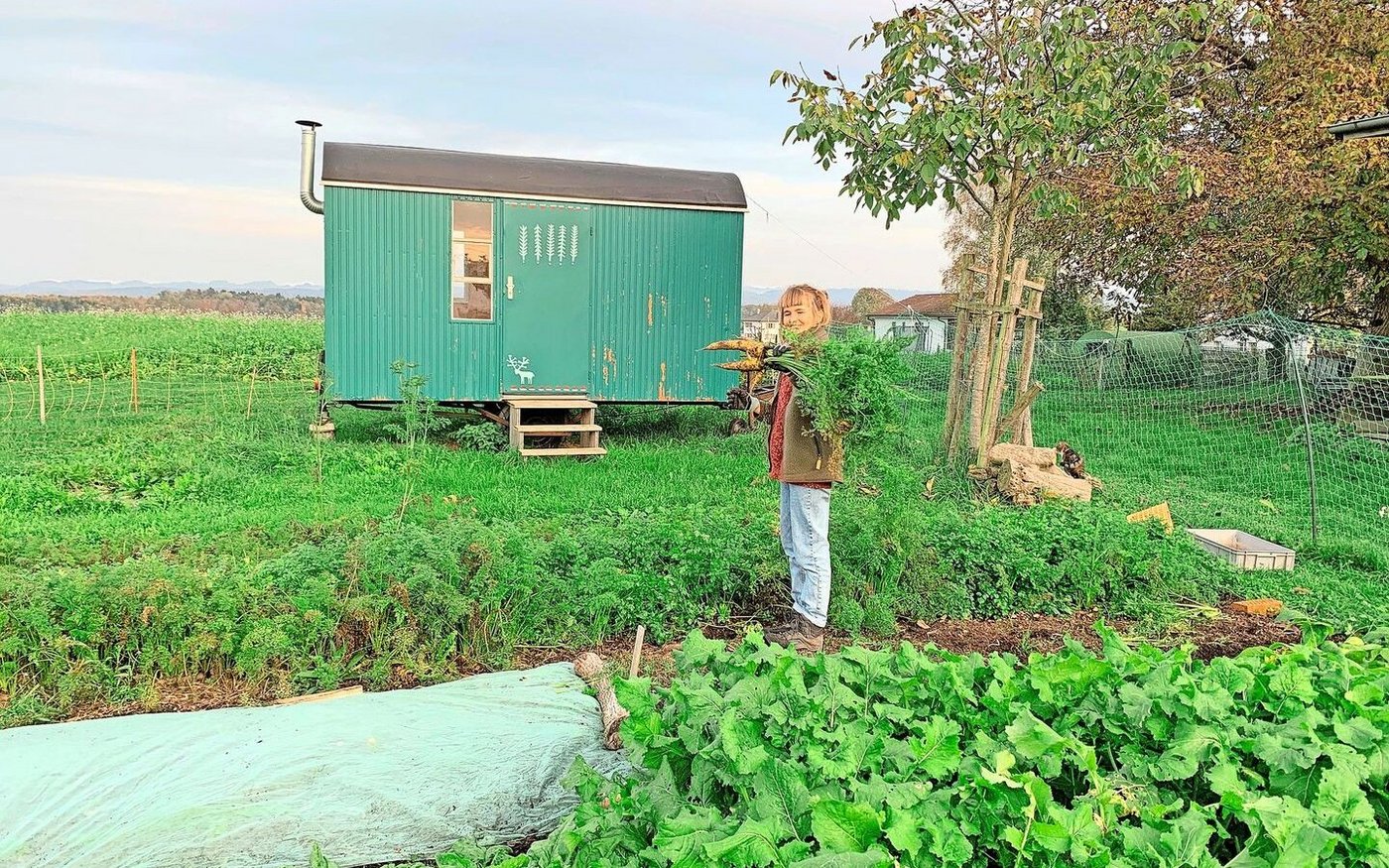 Sarah Elser bei der Rüebliernte auf dem Hof von Freunden, auf dem sie regelmässig mithilft.