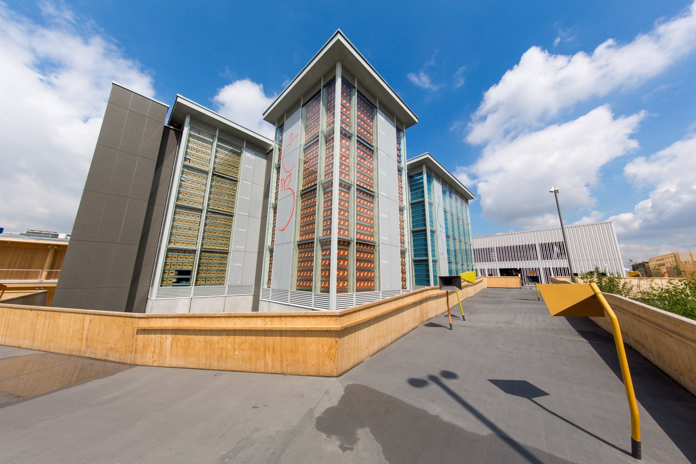 Der Schweizer Pavillon kurz vor der Eröffnung: Die Türme sind noch bis oben voll mit Kaffee, Öpfelringli, Salz und Wasser. Wie schnell sich das ändert, hängt von den Besuchern ab. (Bilder zVg/Jeanne Woodtli)