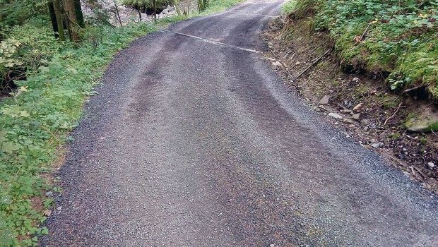 So nicht: Auf dieser So nicht: Auf dieser Waldstrasse wurde mit Fräsasphalt aufgeschottert, das war schon früher illegal.