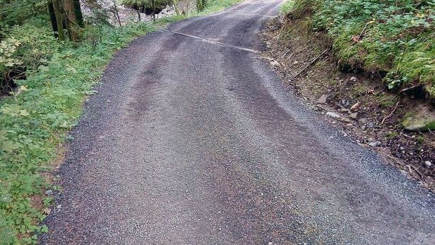 So nicht: Auf dieser Waldstrasse wurde mit Fräsasphalt aufgeschottert, das war schon früher illegal. 