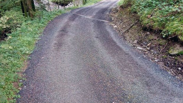 So nicht: Auf dieser So nicht: Auf dieser Waldstrasse wurde mit Fräsasphalt aufgeschottert, das war schon früher illegal.