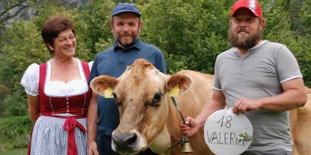 Von links nach rechts: Monika Gurschler, Köchin auf Alp Crap Alv, Beat Baier und Andy Etter, Alphirten, mit der Jersey-Kuh Valeria. (Bild zVg)