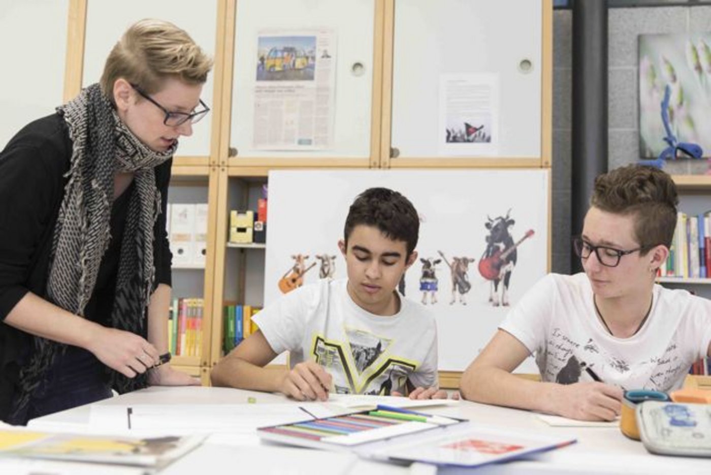 Wie entwickelt man ein Motiv? Wie setzt man dieses um? Eine Grafikerin gibt Oberstufenschülerinnen und -schülern aus Cazis GR Tipps und Tricks. Letztes Jahr waren ... (Bilder Swissmilk)