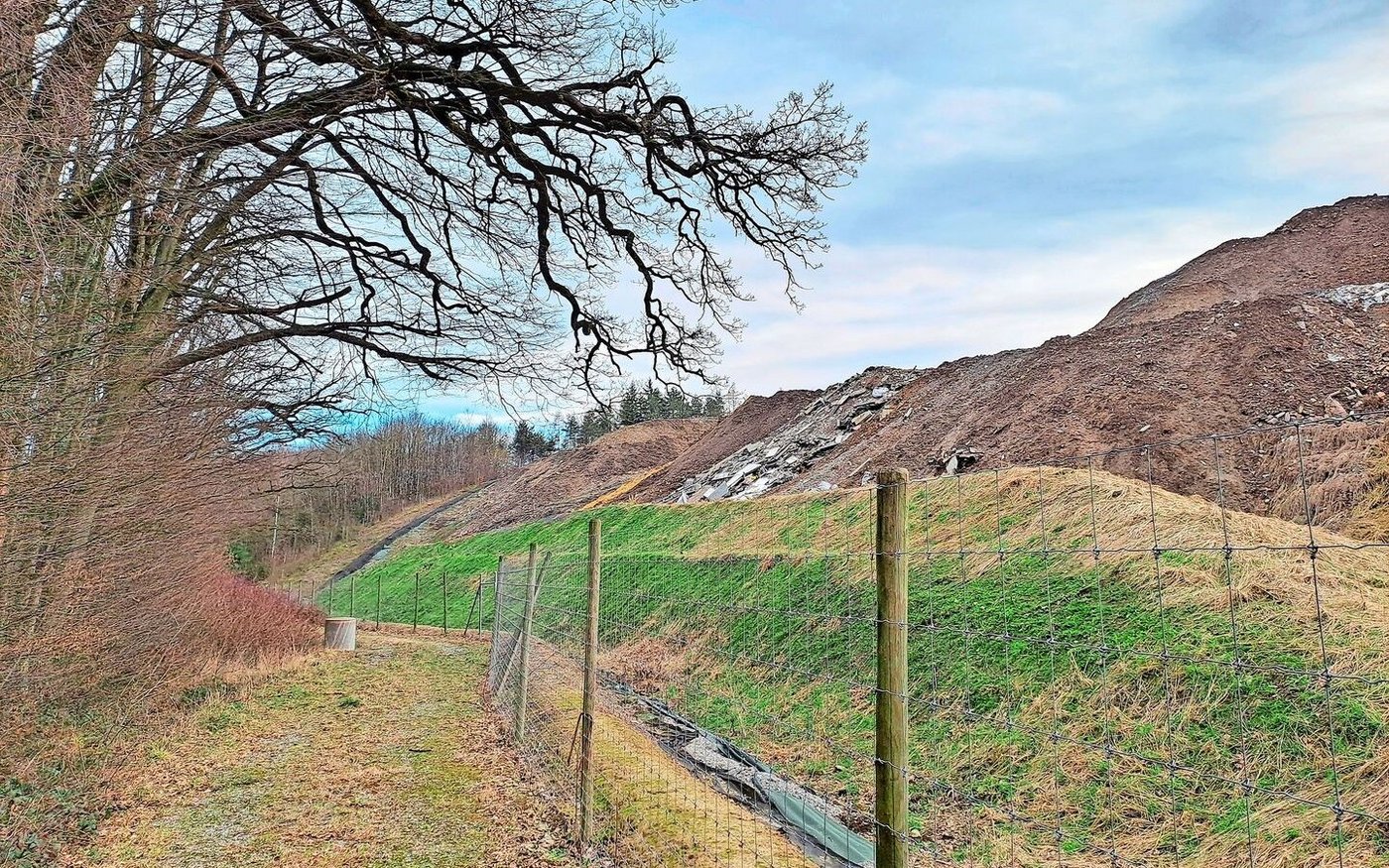 Auf der Abfalldeponie am Standort Chalberhau in Rümlang werden Abfälle vom Typ B entsorgt. Die bestehende Fläche (violetter Kartenausschnitt) soll in Zukunft erweitert werden (hellblauer Ausschnitt). Die Deponie kann am 15. Juni besichtigt werden.