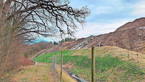 Auf der Abfalldeponie am Standort Chalberhau in Rümlang werden Abfälle vom Typ B entsorgt. Die bestehende Fläche (violetter Kartenausschnitt) soll in Zukunft erweitert werden (hellblauer Ausschnitt). Die Deponie kann am 15. Juni besichtigt werden.