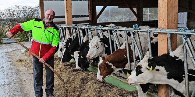 Trotz erreichtem Pensionsalter steht Erich Walker täglich im Stall. Die Arbeit mit den Tieren bereitet ihm viel Freude. 