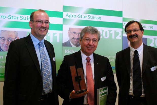 Die Verleihung des Agro-Star Suisse vor einem Jahr: Bauernpräsident Markus Ritter (v.l.n.r.), Preisträger Willy Gehriger und Jurypräsident Christian Belz. (Bild: jw)