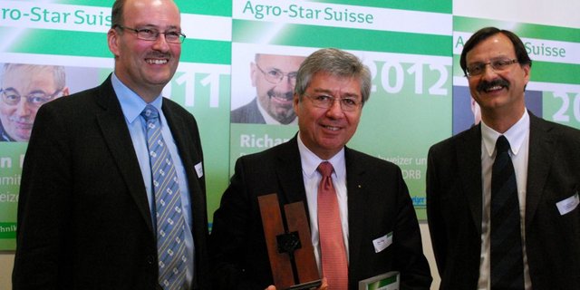 Die Verleihung des Agro-Star Suisse vor einem Jahr: Bauernpräsident Markus Ritter (v.l.n.r.), Preisträger Willy Gehriger und Jurypräsident Christian Belz. (Bild: jw)