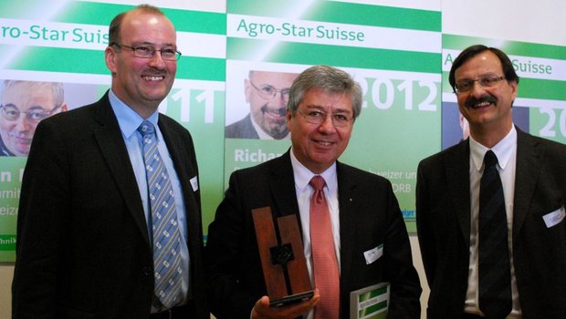 Die Verleihung des Agro-Star Suisse vor einem Jahr: Bauernpräsident Markus Ritter (v.l.n.r.), Preisträger Willy Gehriger und Jurypräsident Christian Belz. (Bild: jw)