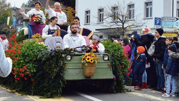 Sennenammann Albert Sennenammann Albert Gössi und seine Frau Paula grüssen von einem prächtig geschmückten Umzugswagen.