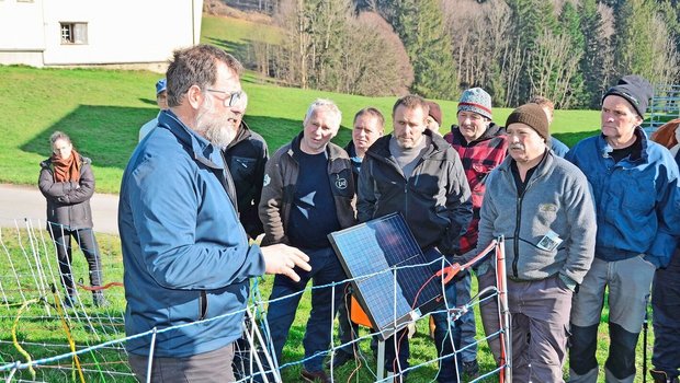 An der Tagung «Herdenschutz in der Praxis» erklärte der St. Galler Herdenschutzbeauftragte Sven Baumgartner verschiedene Zaunsysteme.