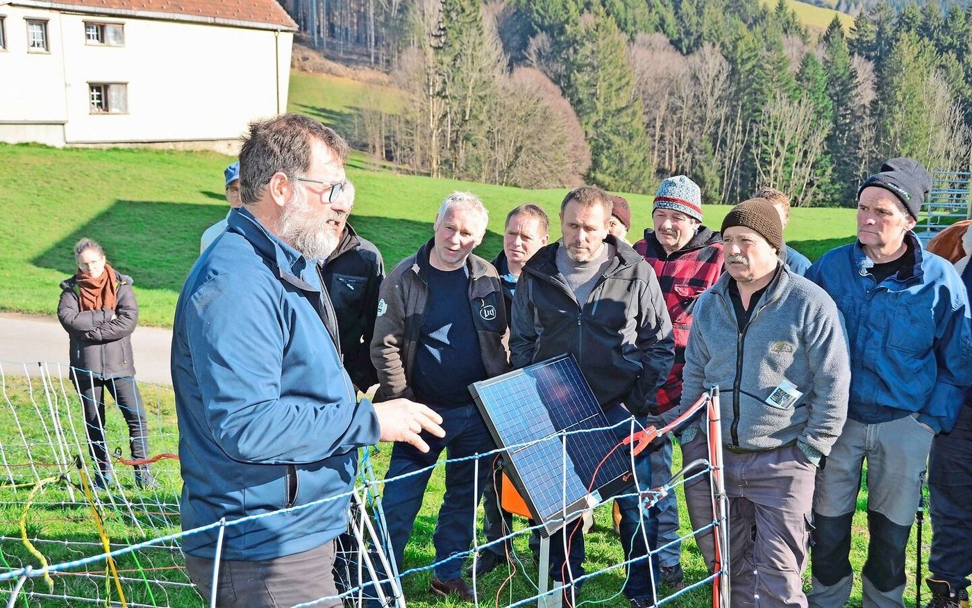 An der Tagung «Herdenschutz in der Praxis» erklärte der St. Galler Herdenschutzbeauftragte Sven Baumgartner verschiedene Zaunsysteme.