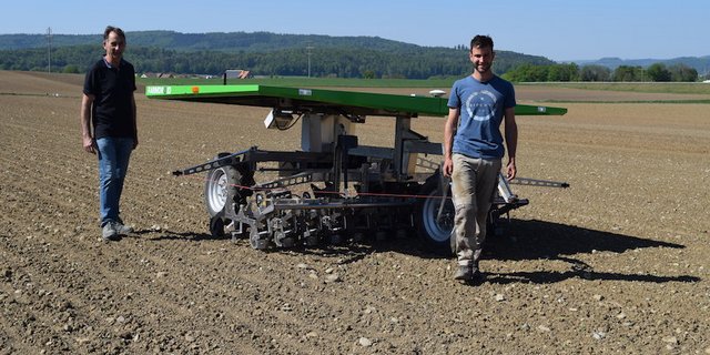 Hansueli Dierauer (links) mit David Vetterli auf dem Versuchsfeld in Rheinklingen TG. (Bild Stefanie Giger)