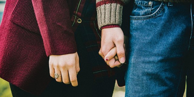 Hand in Hand durchs Leben, auch unverheiratet: Das ist heute gang und gäbe. Aller Romantik zum Trotz helfen ein Konkubinatsvertrag und andere Dokumente, wenn die rosigen Zeiten einmal vorbei sein sollten. (Bild Pixabay)