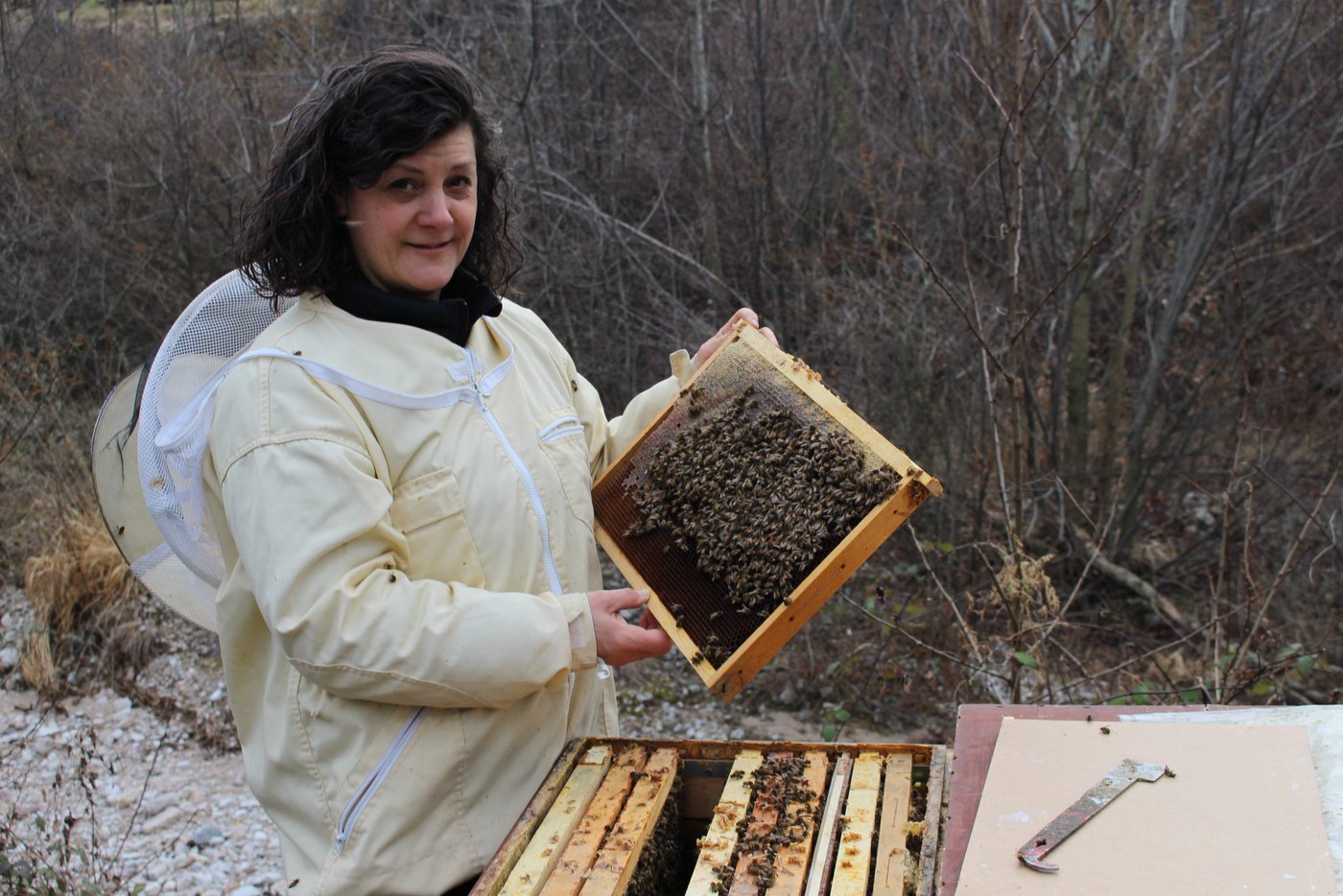 Romana Schuster Pichler bei den Bienen. (zVg)