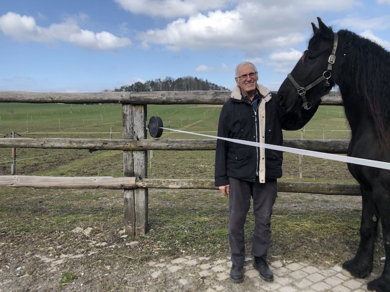 Durch den Flächenabtausch hat Peter Röthlisberger eine schöne Weide, gleich angrenzend an den Auslauf, bekommen. 