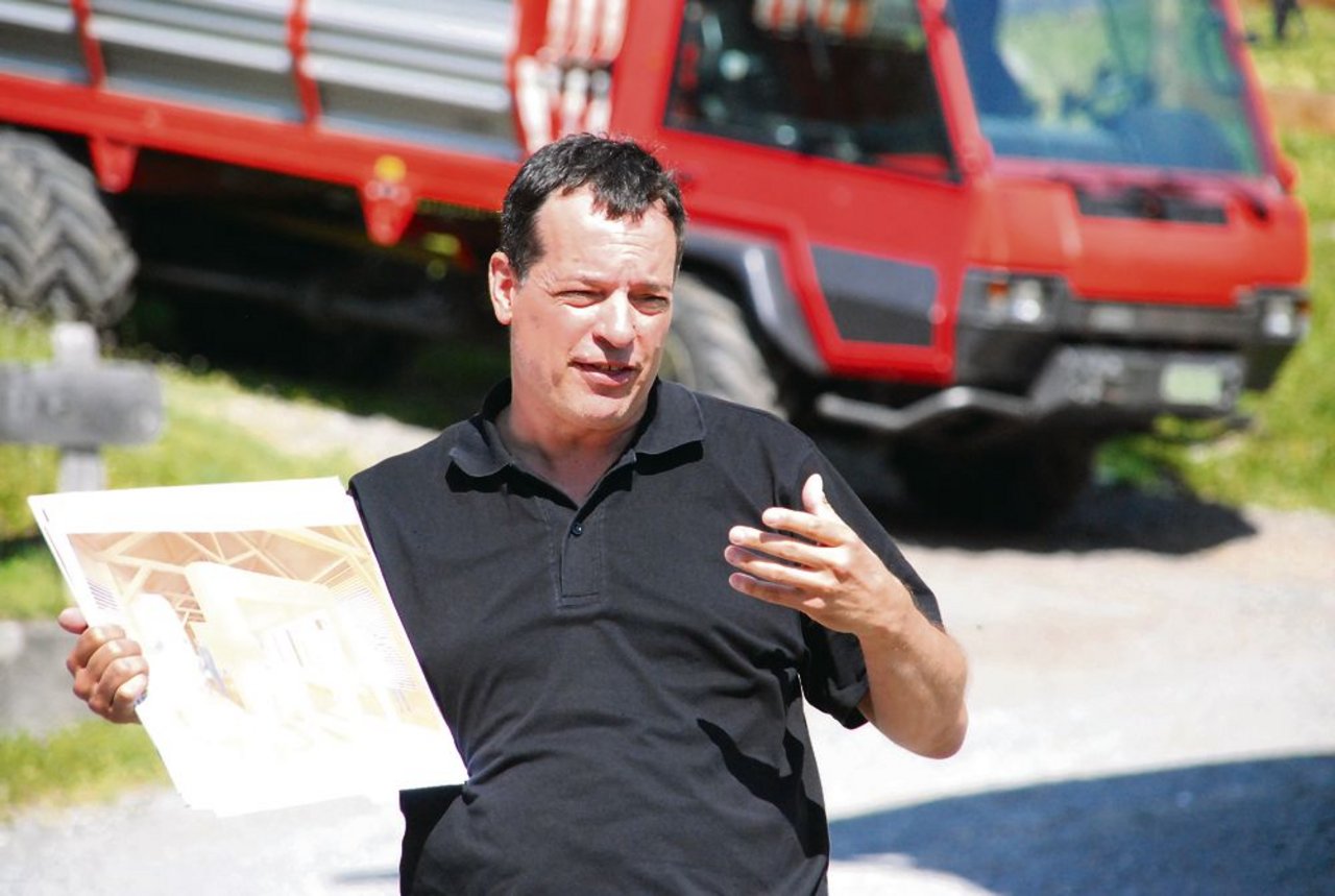 Architekt Adrian Christen erläutert beim Spatenstich das Projekt für eine Schaukäserei au der Plantahofalp in Parpan.