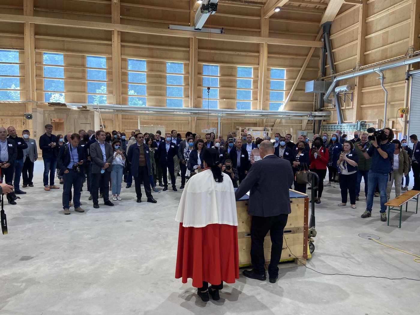 Der Nationalratspräsident bei seinem Referat in der Halle der Zimmerei Hirschi. (Bild akr)
