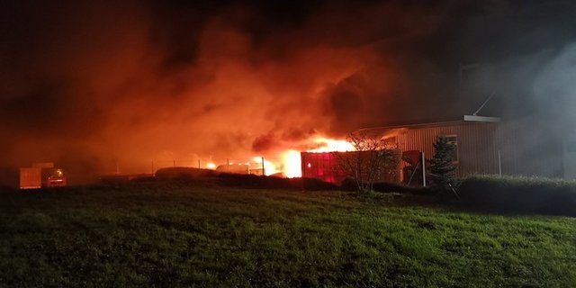 Die Feuerwehr rückte mit einem Grossaufgebot aus. Sie konnte den Brand unter Kontrolle bringen und löschen.  (Bild Kantonspolizei Aargau)