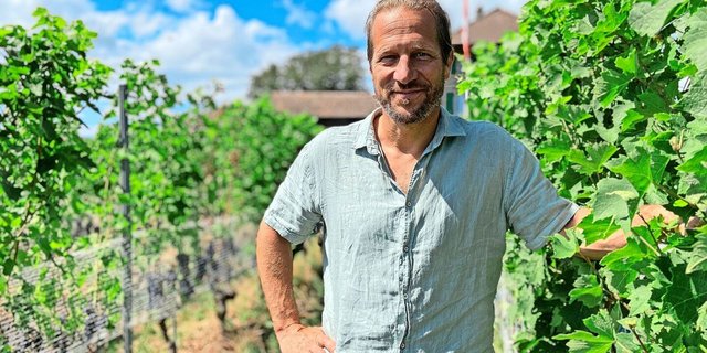 «Ich weiss, wer meinen Wein trinken wird und kann der Kundschaft direkt dessen Geschichte erzählen»: Blaise Hofmann in seinem Rebberg in Villars-sous-Yens VD, im Hintergrund sein Elternhaus. 
