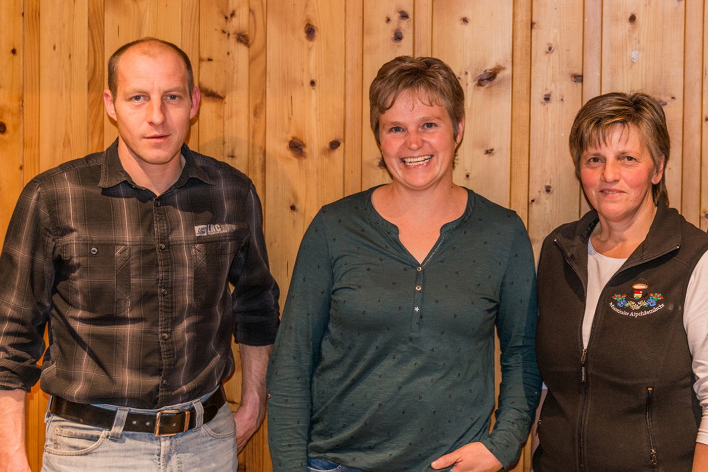 Der neue „Alpchäsmärcht“-Küchenchef Kilian Suter, die neue Festwirtin Marlies Föhn und deren Vorgängerin Theres Bürgler. 