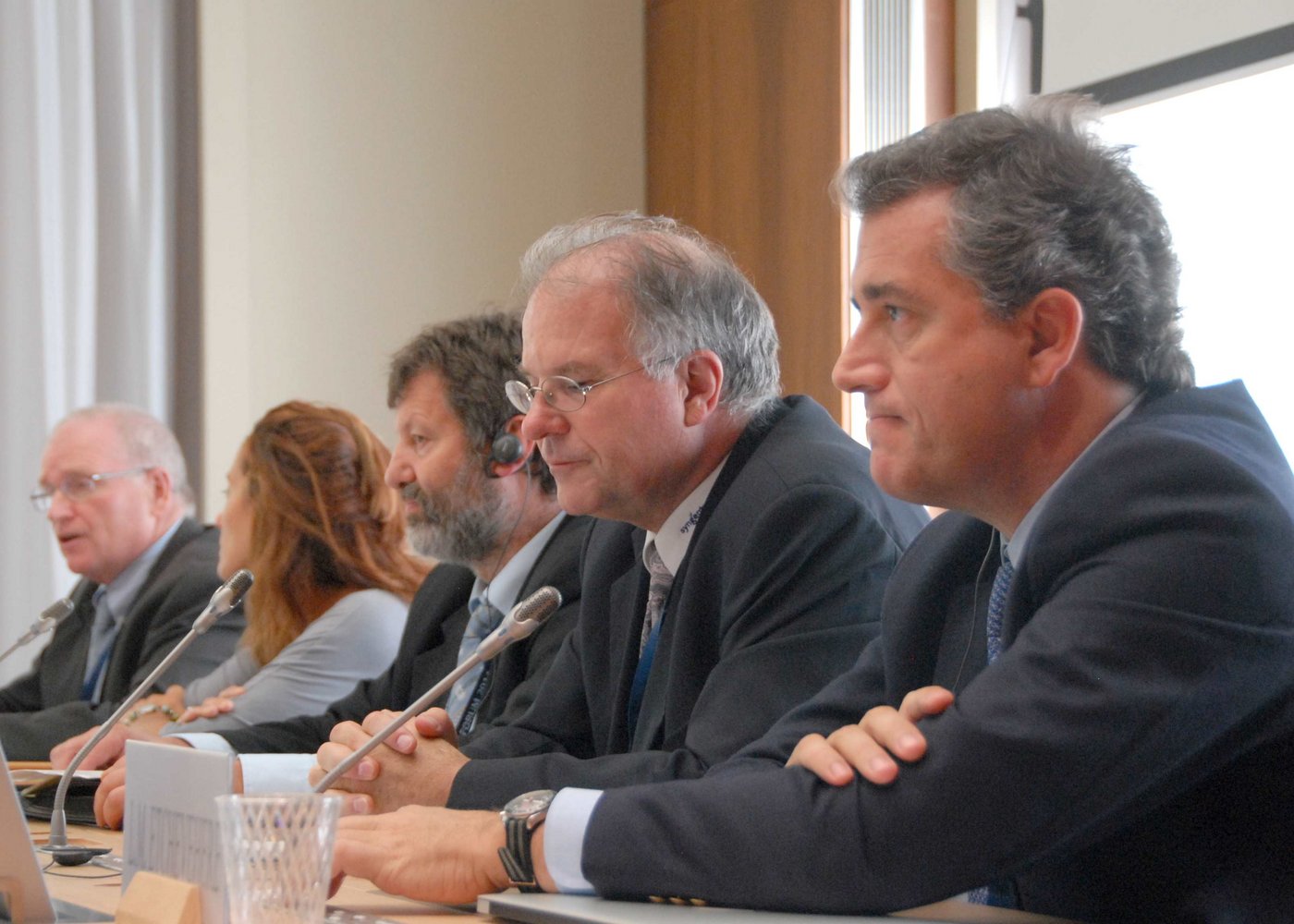 Die Teilnehmer der Podiumsdiskussion: Ron Bonnett aus Kanada, Isolda Agazzi für die südlichen Länder, Fritz Glauser vom SBV als Moderator, Dino Sozzi, Syngenta und Luis Miguel Etchevehere aus Argentinien. (Bild: hja)