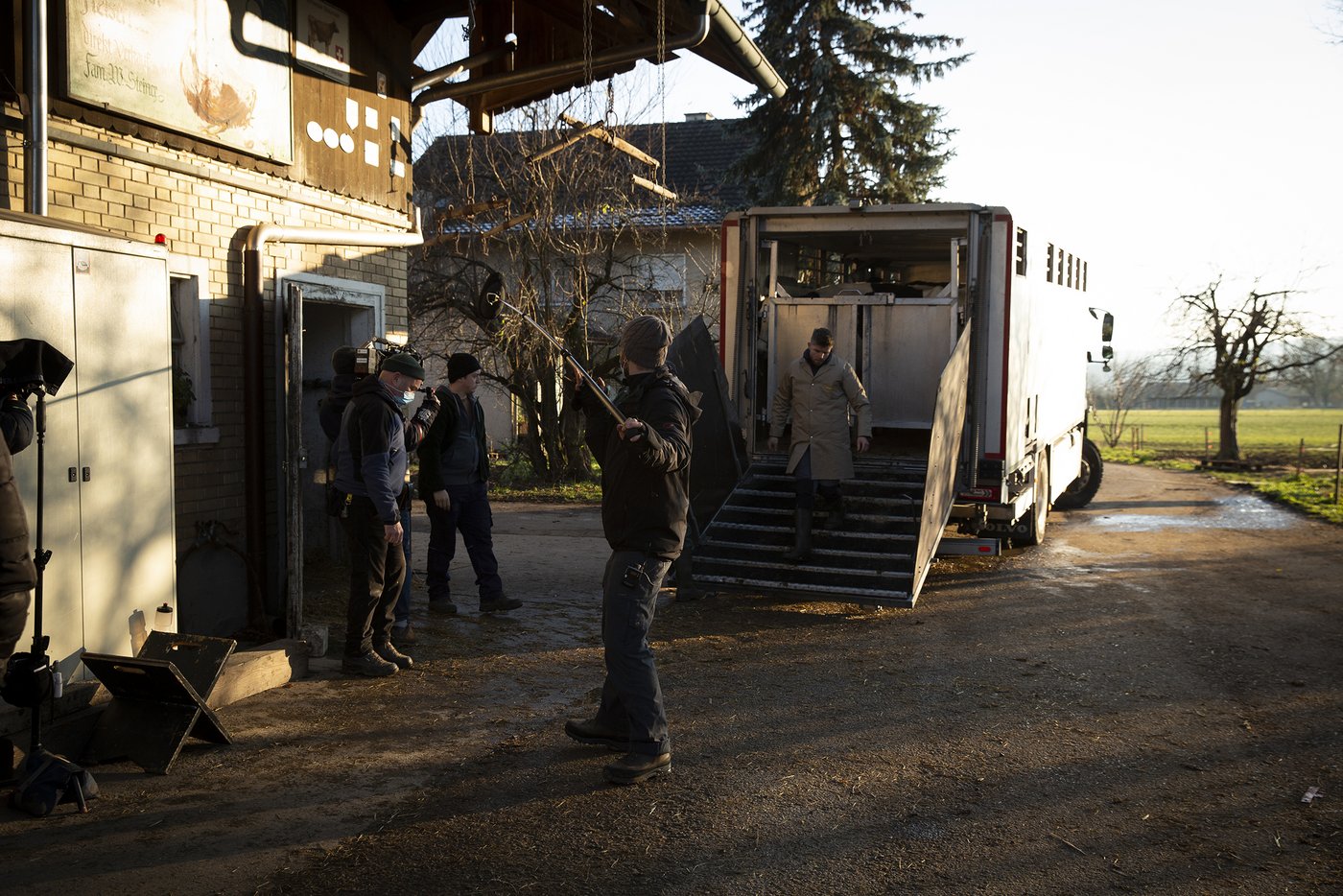Das Vieh wird verladen, immer begleitet von Kamera und Mikrofon. (Bild SRF/Eva Nussbaumer)