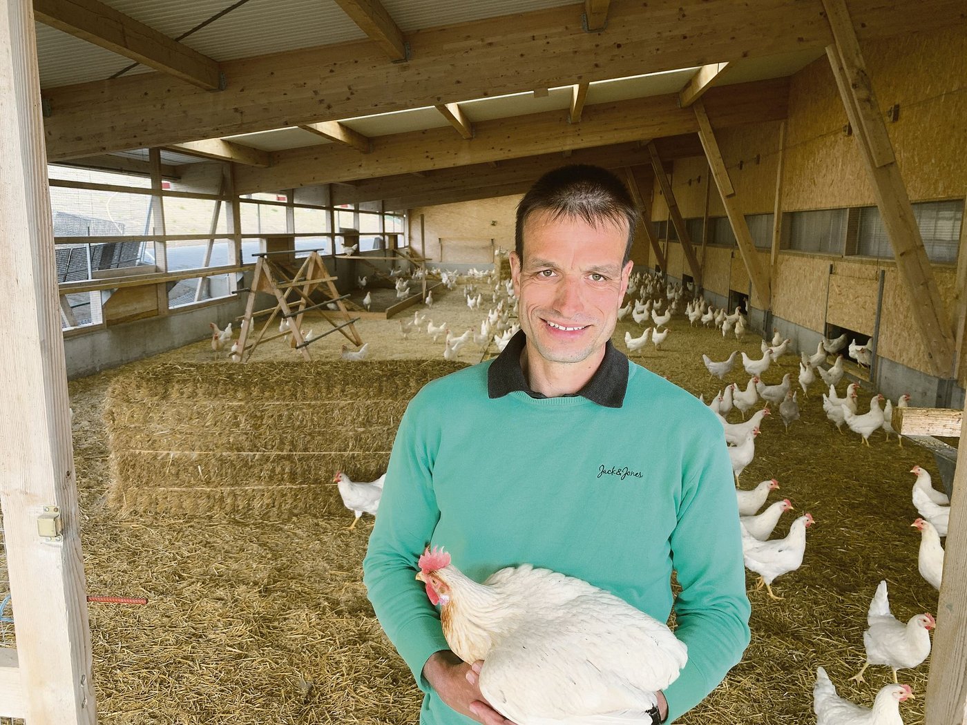 Bruno Stadelmann vor dem Wintergarten für die Legehennen. Er müsste bei Annahme der Trinkwasser-Initiative auf Direktzahlungen verzichten, wenn er bei der Geflügelhaltung bleiben will. (Bilder Josef Scherer)