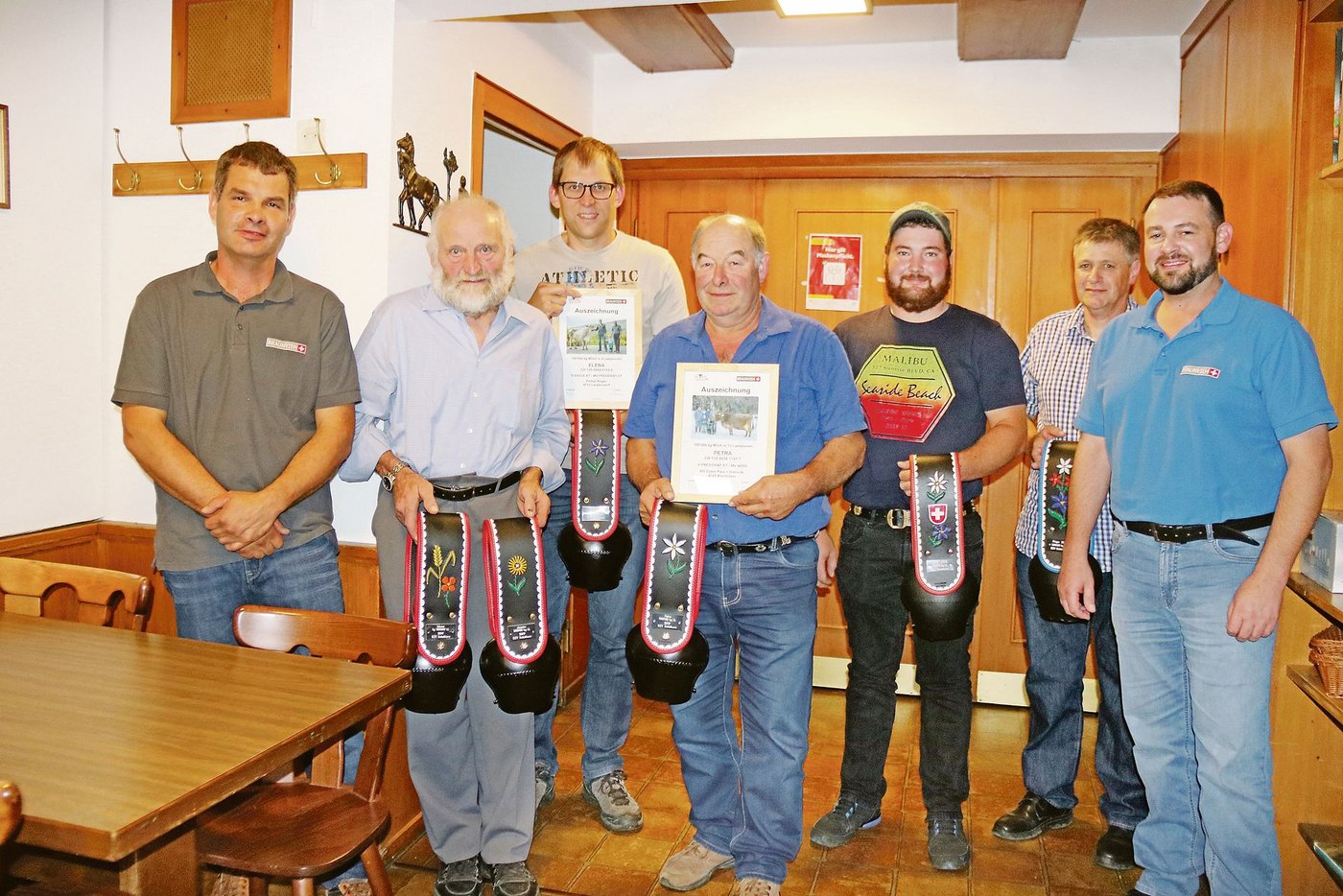 Der Vereinspräsident Beda Meier (links), zusammen mit den Züchtern, welche für ihre Kühe geehrt wurden. Rechts Stefan Hodel von Braunvieh Schweiz.(Bild Benildis Bentolila)