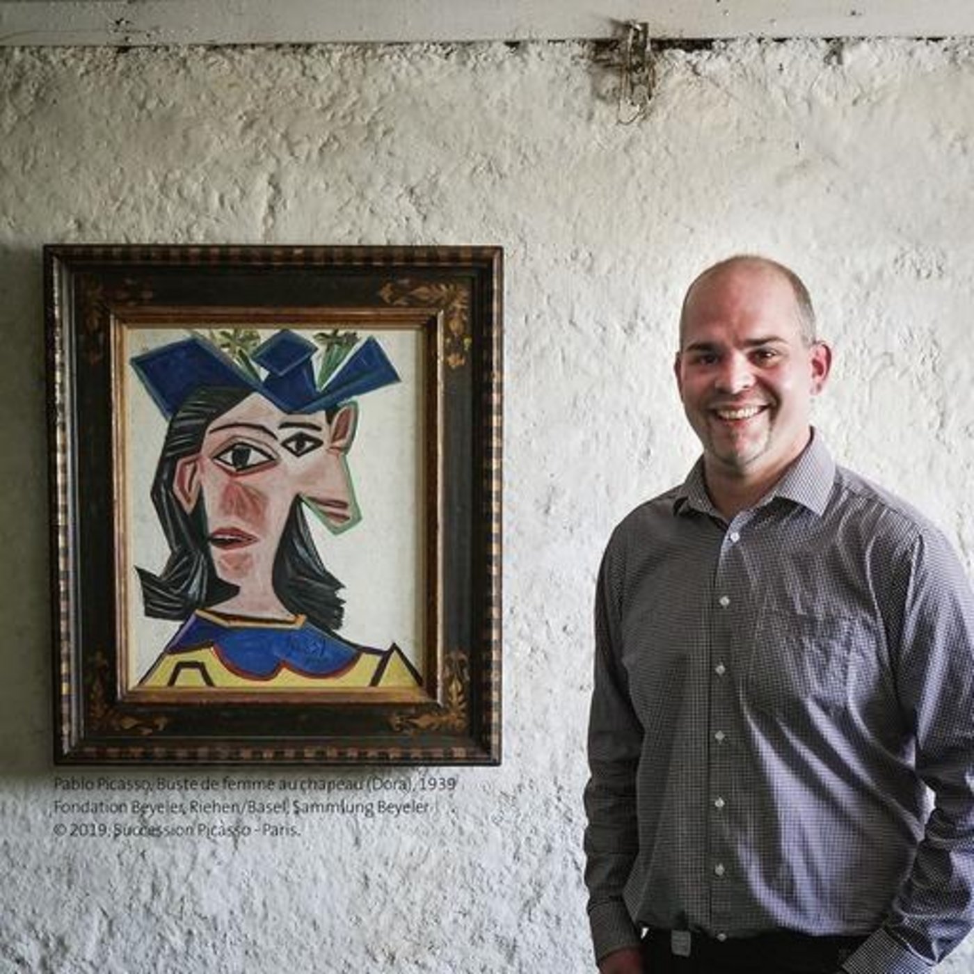 Hanspeter Benz mit «Buste de femme au chapeau (Dora)» von Picasso im alten Stall in Wettingen. Auch Picassos Enkelin, Diana Widmaier besuchte den Event und sagte gegenüber der «20 Minuten», der Stall sei ihre erste Wahl als Gewinner-Ort gewesen. (Bild zVg)