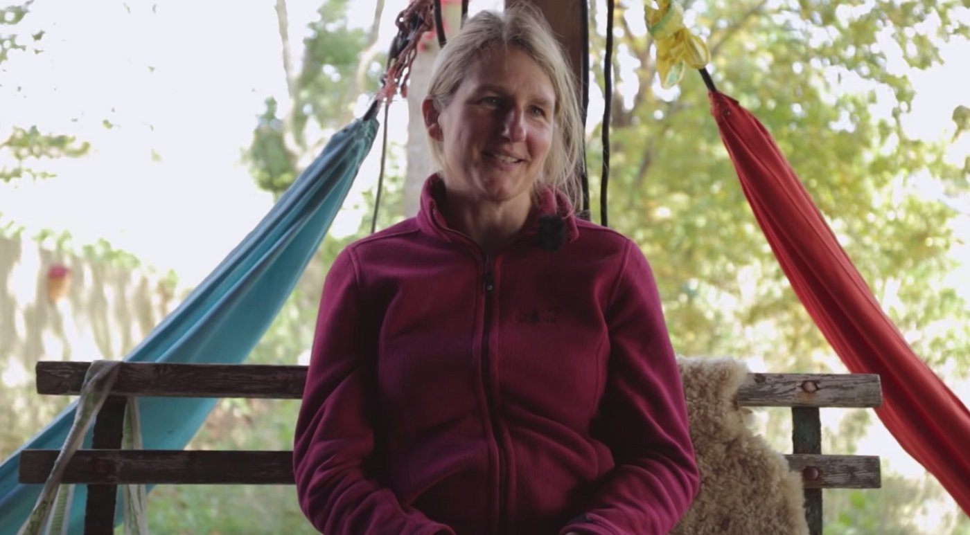 Silke Backsen lebt mit ihrer Familie auf der Nordseeinsel Pellworm. Durch den steigenden Meeresspiegel könnte die Insel unbewohnbar werden. (Bild Screenshot Greenpeace)