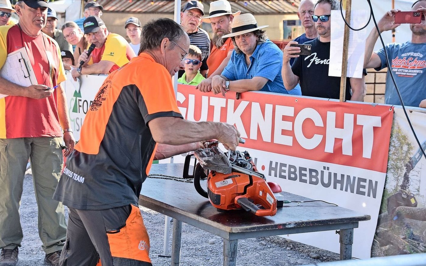 Philipp Amstutz beim Wechseln der Kettensäge. Bei dieser Disziplin muss die Sägeeinrichtung möglichst schnell zerlegt und wieder zusammengesetzt werden. 