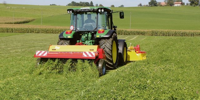 Der Mähaufbereiter hat viele Vorteile, so etwa die höhere Effizienz in kurzen Wetterfenstern. Er gefährdet aber auch Insekten.  