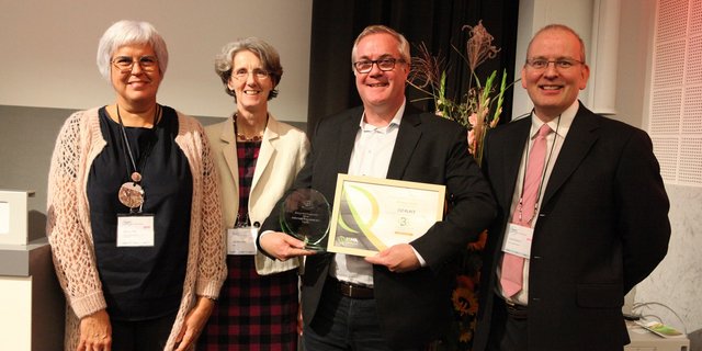 Andermatt Biocontrol wurde an der diesjährigen ABIM mit dem Bernard Blum Award ausgezeichnet. V.l.n.r.: Sylvia Plak,  Präsidentin der IBMA, Jennifer Lewis, Executive Director von IBMA, Philip Kessler, Director International Market Development von Andermatt Biocontrol AG und Luke Hutson, Chief Editor von New Ag International SARL. (Bild zVg)