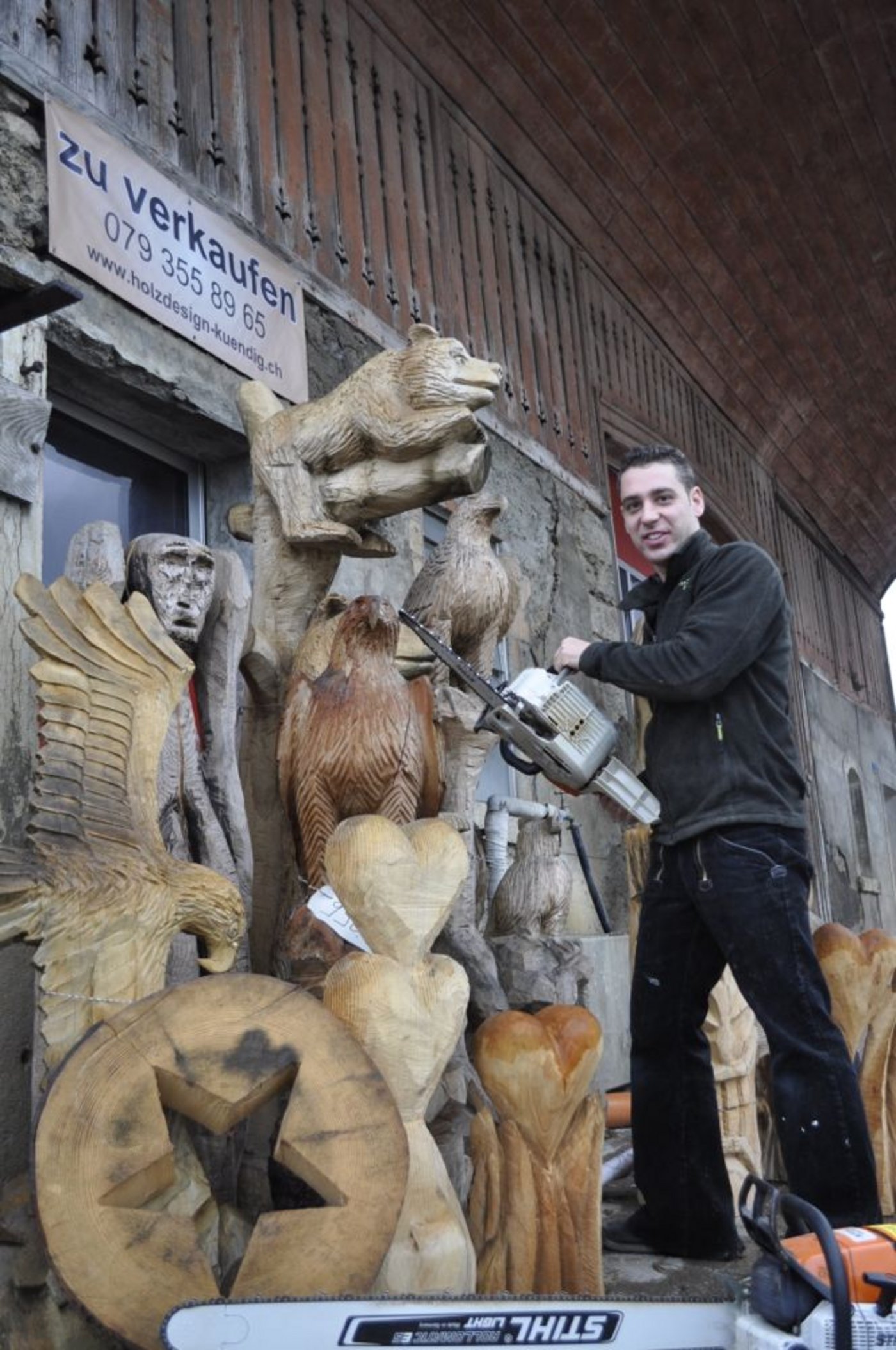 Bär, Tiki, Stern und Herzen: Felix Kündig schafft seit fünf Jahren mit seinen Kettensägen die verschiedensten Kunstwerke. (Bild: Andrea Imbaumgarten)