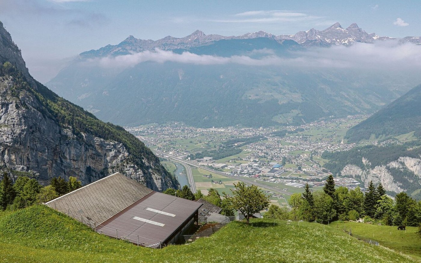 Der Stall ist in den Hang gebaut. Weit unten rollt der Verkehr auf der Gotthardachse.
