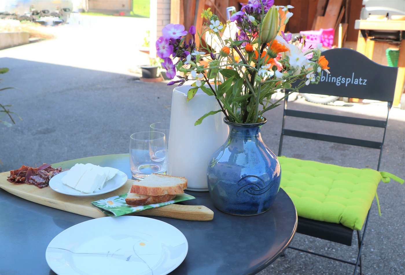 Aus der Strahlengeiss-Milch macht Elisabeth Egli Geiss-Zigerli, aus dem Ziegenfleisch stellt ein Metzger Salsiz und Mostbröckli her. (Bild lid)