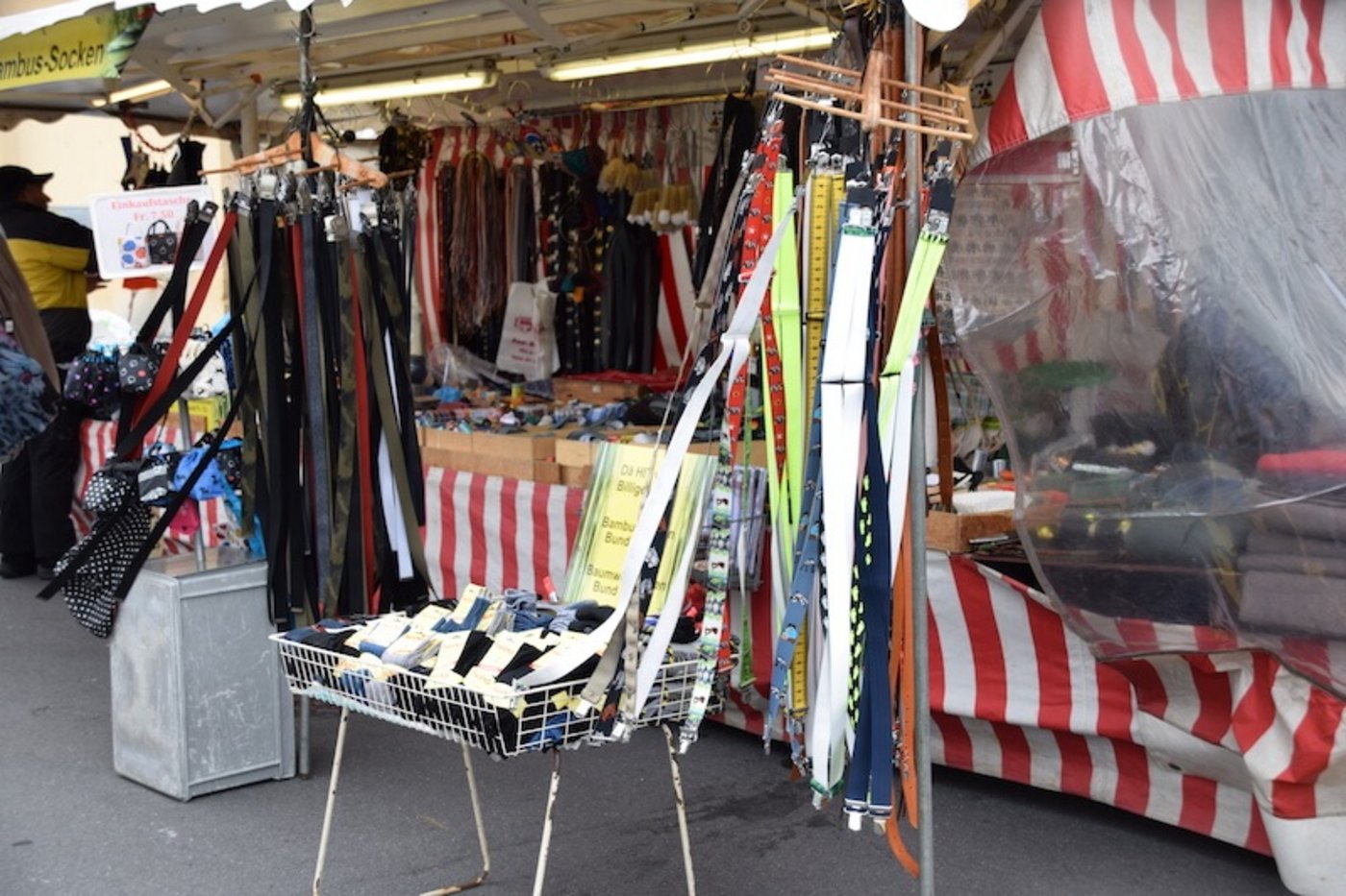 Im Winde wehen die farbenfrohen und beliebten Hosenträger. 