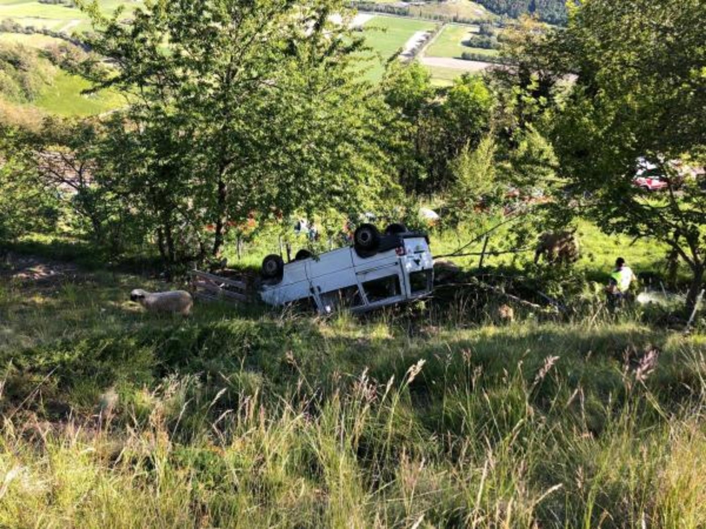 Der Beifahfrer wurde aus dem Auto geschleudert. (Bild Kantonspolizei Wallis)