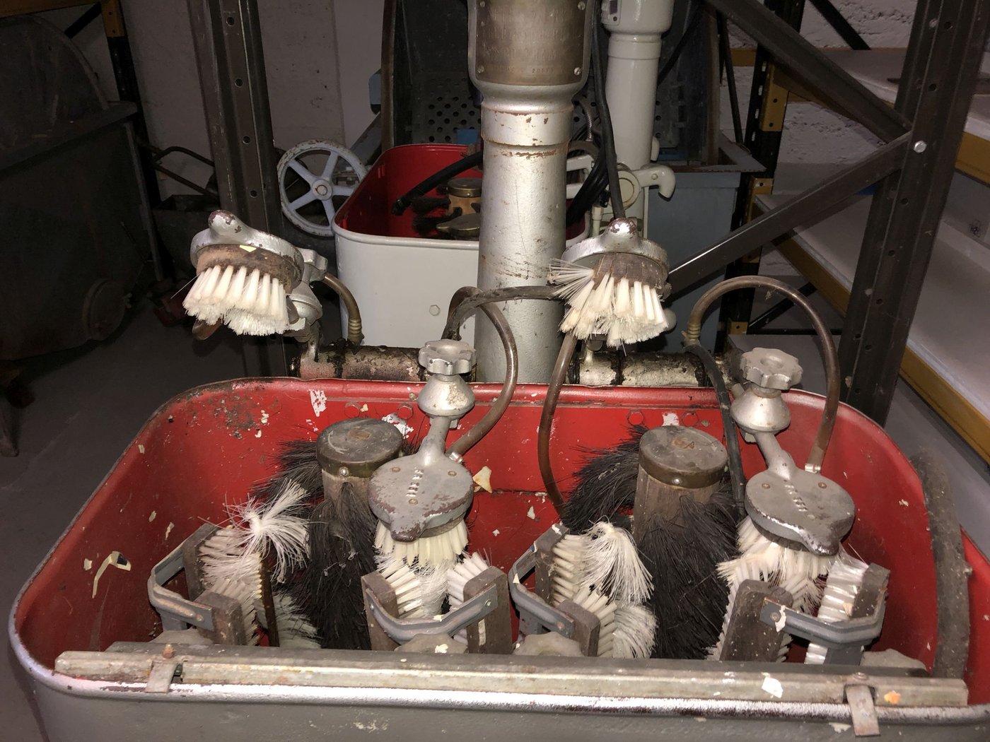 Dieses Gerät diente zum Entfernen alter Etiketten. 