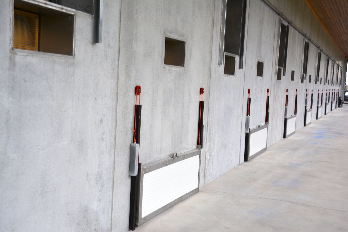 Nur die Türen in den Auslauf müssen noch manuell hochgezogen werden, eine der wenigen Handarbeiten.