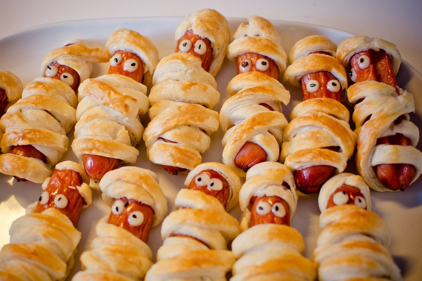 Man blieb zu Hause und kochte selbst im Jahr 2020 – z. B. Würstchen im Teigrock. (Bild TheUjulala / Pixabay)